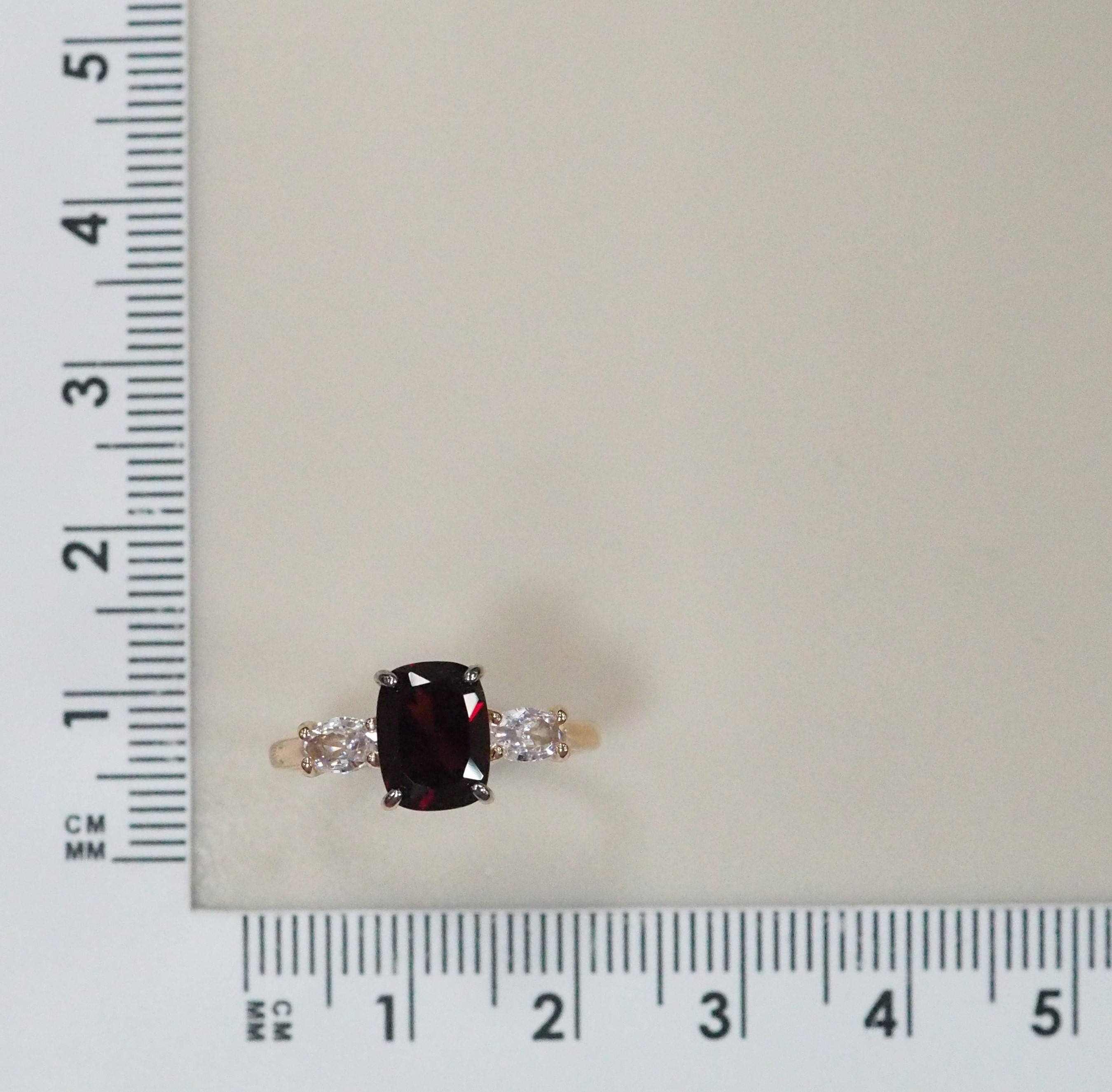 Серебряное кольцо с гранатом